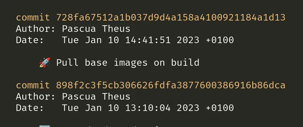 Ein Screenshot der Ausgabe von `git log`. Drei Commits mit folgenden Nachrichten sind zu sehen: '💚 Adopt hadolint suggestions', '🚀 Pull base images on build', '⬆️  Upgrade dependencies'